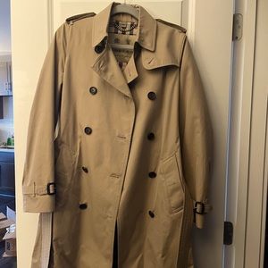 Burberry the Kensington Trench coat